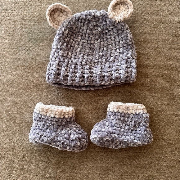 Soft Velvet crochet handmade baby beanie boots set - Picture 3 of 3
